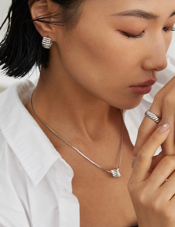 Ribbed Curve Hoops