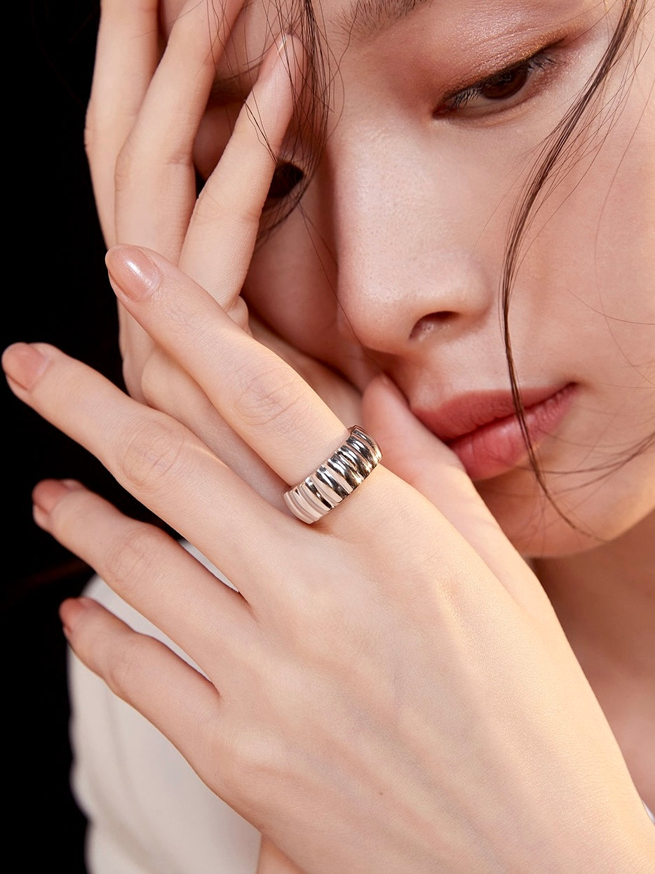 Ribbed Curve Ring