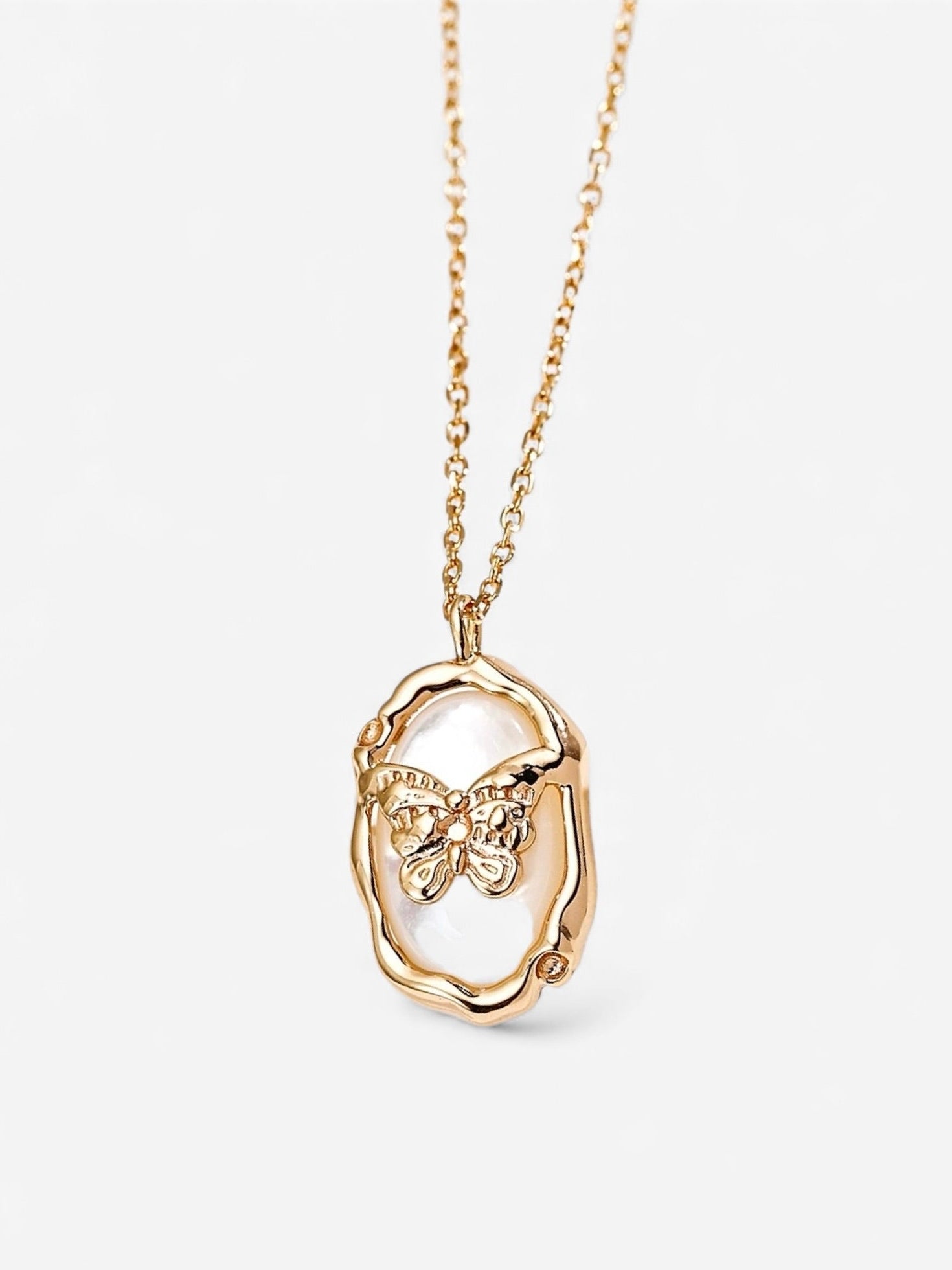 Pearl Frame Butterfly Necklace