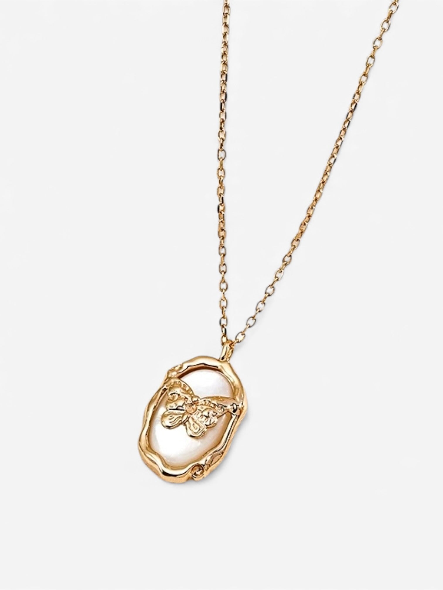 Pearl Frame Butterfly Necklace